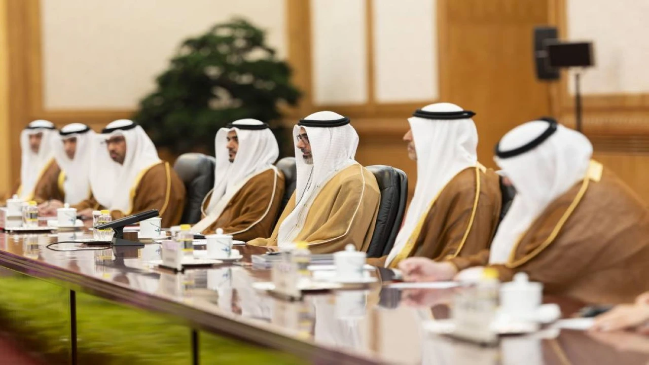 رئيس الصين يستقبل ولي عهد أبوظبي لبحث سبل تعزيز العلاقات الثنائية بين البلدين